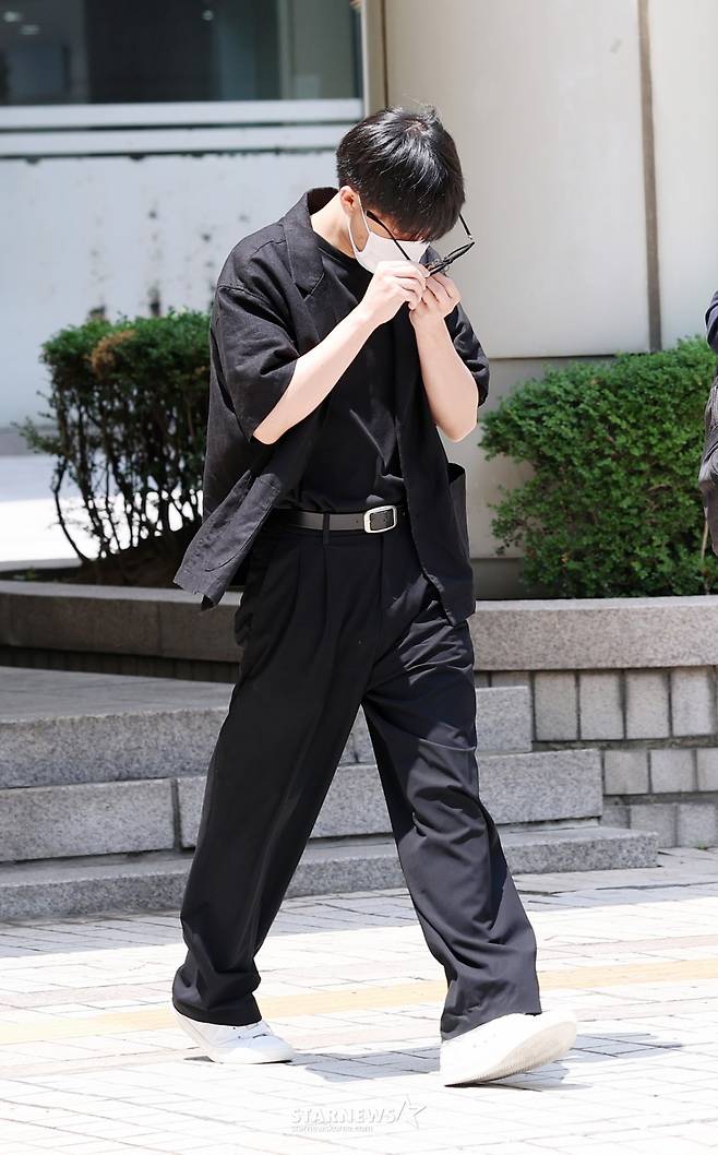 전 NCT 출신 문태일이 특수 준강간 혐의로 18일 서울중앙지방법원에서 열린 공판에서 징역 7년을 구형받은 뒤 법원을 나서고 있다. /2025.06.18 /사진=김휘선 hwijpg@