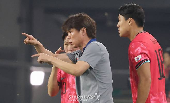 2025 동아시아축구연맹(EAFF) E-1 풋볼 챔피언십(동아시안컵) 한국-중국전이 7일 경기도  용인미르스타디움에서 열렸다.  대한민국 홍명보 감독이 교체 선수 이호재와 강상윤에게 전술 지시를 하고 있다. /사진=김진경 대기자
