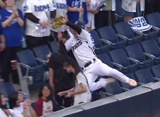 NC 김휘집이 9일 창원 삼성전에서 1회초 수비 도중 파울타구를 잡으려다 관중과 충돌하고 있다. /사진=SBS스포츠 중계화면 갈무리