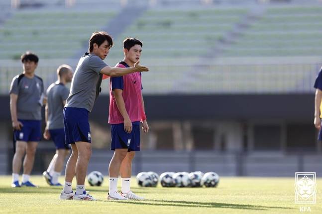 훈련하고 있는 홍명보 감독과 이동경. /사진=대한축구협회