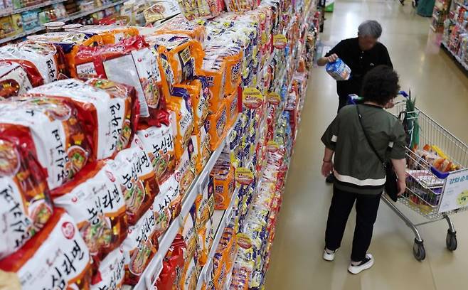 서울의 한 대형마트에서 시민이 라면을 살펴보고 있다. [사진 | 뉴시스]