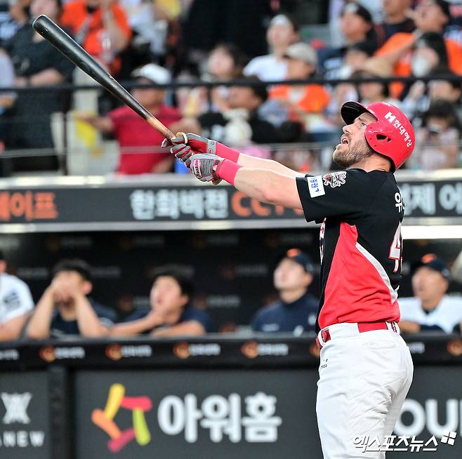 10일 오후 대전 한화생명 볼파크에서 열린 '2025 신한 SOL Bank KBO리그' KIA 타이거즈와 한화 이글스의 경기, 4회초 무사 1,3루 KIA 위즈덤이 1타점 희생플라이 타구를 날리고 있다. 대전, 김한준 기자