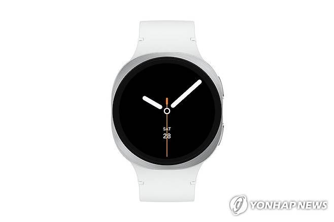 삼성전자, '갤럭시 워치8·워치8 클래식' 공개 (서울=연합뉴스) 삼성전자가 9일(현지시간) 미국 뉴욕 브루클린 듀갈 그린하우스에서 열린 '갤럭시 언팩 2025(Galaxy Unpacked 2025)' 행사에서 설계 혁신을 기반으로 갤럭시 워치 시리즈 중 가장 얇고 착용감이 뛰어난 갤럭시 워치8·갤럭시 워치8 클래식을 공개했다.
    갤럭시 워치8 시리즈는 얇고 미니멀한 디자인으로 일상적인 건강 관리에 최적화된 '갤럭시 워치8'과 회전 베젤과 퀵 버튼을 적용해 아날로그 워치의 감성에 편의성을 더한 '갤럭시 워치8 클래식' 2개의 모델로 출시된다. 사진은 갤럭시 워치8 44mm 실버 색상. 2025.7.9 [삼성전자 제공. 재판매 및 DB 금지] photo@yna.co.kr