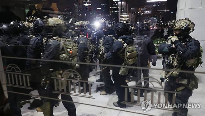 국회 본관 진입 준비하는 계엄군 (서울=연합뉴스) 김주성 기자 = 윤석열 대통령이 3일 밤 비상계엄을 선포한 가운데 4일 자정께 서울 영등포구 여의도 국회 본관으로 계엄군이 진입 준비를 하고 있다. 2024.12.4 utzza@yna.co.kr