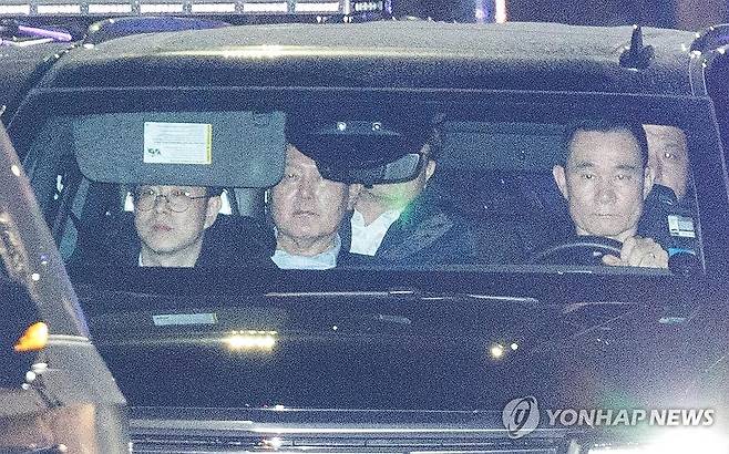 서울 구치소 도착한 윤석열 대통령 (의왕=연합뉴스) 김성민 기자 = 내란 우두머리 혐의로 고위공직자범죄수사처에 체포돼 첫날 조사를 마친 윤석열 대통령이 15일 오후 경기 의왕시 서울구치소로 향하고 있다. 2025.1.15 [공동취재] ksm7976@yna.co.kr