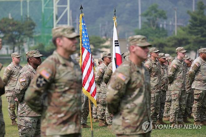주한미군  지난 6월 18일 오전 경기도 동두천시 캠프 케이시에서 열린 주한미군 순환배치 여단 임무교대식에서 태극기와 성조기가 나란히 놓여 있다. 
    미 4사단 1스트라이커여단(레이더 여단)은 한반도에서 임무를 수행했던 미 7사단 1스트라이커여단(고스트 여단)과 교대해 9개월 동안 스트라이커 장갑차를 운용한다. [연합뉴스 자료사진]