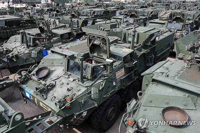 순환배치 마친 고스트 여단 스트라이커 장갑차 지난 6월 13일 경기도 동두천시 캠프 케이시에서 미 육군 제2보병사단 제1스트라이커여단(고스트 여단)의 스트라이커 장갑차가 대기하고 있다.
    고스트 여단은 9개월간의 순환 근무를 마치고 제4보병사단 제1스트라이커여단(레이더 여단)과 교대한다. [연합뉴스 자료사진]