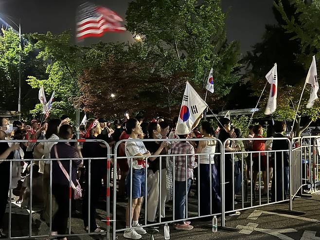 서울구치소 앞 윤석열 전 대통령 지지자들 (서울=연합뉴스) 최윤선 기자 = 10일 오전 경기 의왕시 서초동 서울중앙지법 앞에 모인 윤석열 전 대통령 지지자들이 구속영장 발부 소식을 듣고 격앙된 모습을 보이고 있다. 2025.7.10 ysc@yna.co.kr