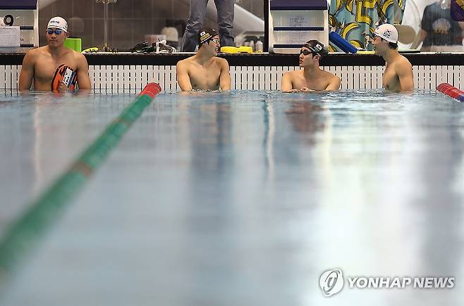 훈련 준비하는 경영 국가대표팀 (진천=연합뉴스) 김성민 기자 = 경영 국가대표 선수들이 8일 충북 진천 국가대표선수촌에서 훈련 준비를 하고 있다. 왼쪽부터 김영범, 김우민, 황선우, 이호준. 2025.7.8 ksm7976@yna.co.kr