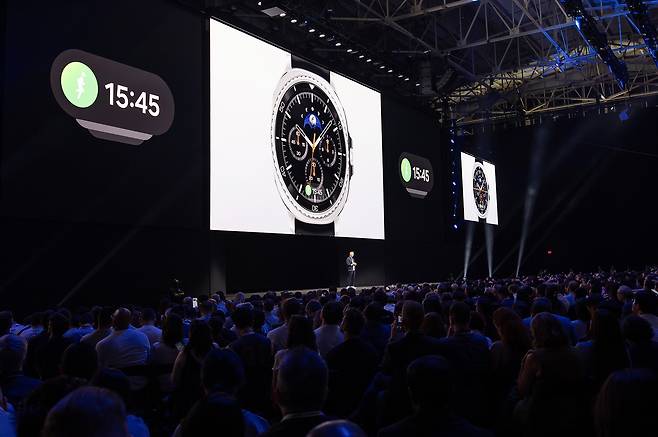 삼성전자, '갤럭시 워치8·워치8 클래식' 공개 (서울=연합뉴스) 삼성전자가 9일(현지시간) 미국 뉴욕 브루클린 듀갈 그린하우스에서 열린 '갤럭시 언팩 2025(Galaxy Unpacked 2025)' 행사에서 설계 혁신을 기반으로 갤럭시 워치 시리즈 중 가장 얇고 착용감이 뛰어난 갤럭시 워치8·갤럭시 워치8 클래식을 공개했다.
    갤럭시 워치8 시리즈는 얇고 미니멀한 디자인으로 일상적인 건강 관리에 최적화된 '갤럭시 워치8'과 회전 베젤과 퀵 버튼을 적용해 아날로그 워치의 감성에 편의성을 더한 '갤럭시 워치8 클래식' 2개의 모델로 출시된다. 2025.7.9 [삼성전자 제공. 재판매 및 DB 금지] photo@yna.co.kr