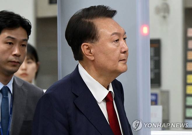 법원 나서는 윤석열 전 대통령 (서울=연합뉴스) 12.3 비상계엄 사태 관련 내란 혐의를 받는 윤석열 전 대통령이 9일 서울 서초구 서울중앙지방법원에서 구속 전 피의자 심문(영장실질심사)을 마치고 법원을 나서고 있다. 2025.7.9 [사진공동취재단] photo@yna.co.kr