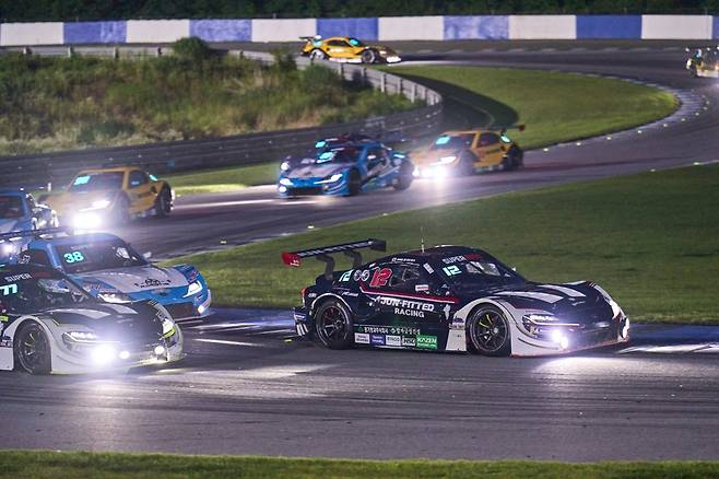 나이트 레이스에서 질주하는 경주차들 [슈퍼레이스 제공. 재판매 및 DB 금지]