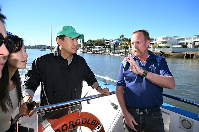 브리즈번의 수상버스 '시티캣' 탑승한 오세훈 시장 (서울=연합뉴스) 오세훈 서울시장이 8일(현지시간) 호주 브리즈번의 수상버스 '시티캣'에 탑승해 관계자로부터 정시운항 경험과 안전관리 방안 등을 청취하고 있다. 2025.7.10 [서울시 제공. 재판매 및 DB 금지]