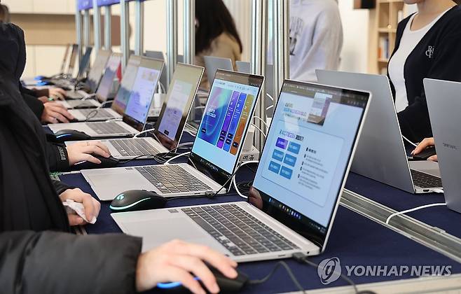 3월 도입 앞둔 AI 디지털교과서 상설전시회 [연합뉴스 자료사진]