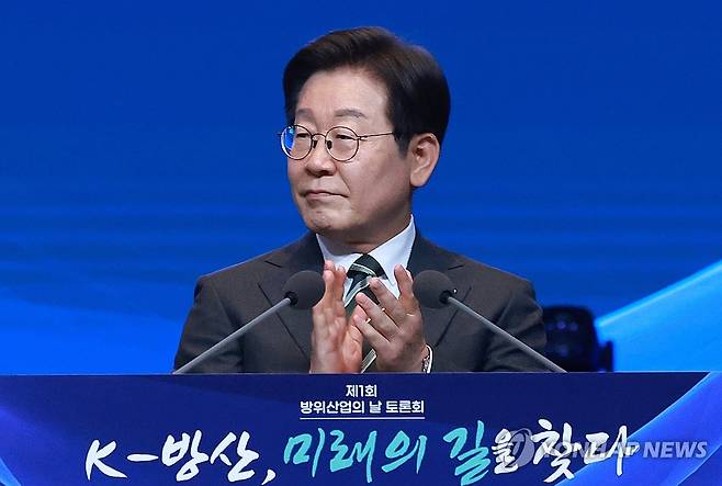 박수치는 이재명 대통령 (서울=연합뉴스) 홍해인 기자 = 이재명 대통령이 8일 서울 그랜드 하얏트 호텔에서 열린 방위산업의 날 토론회에서 주제 영상을 시청한 뒤 박수치고 있다. 2025.7.8 hihong@yna.co.kr