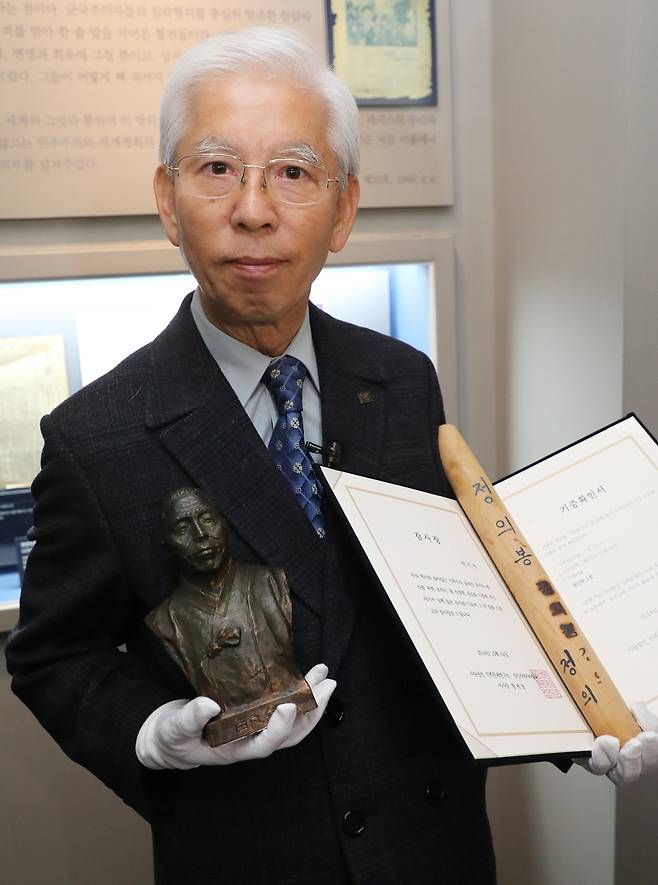 2018년 정의봉을 식민지역사박물관에 기증한 고인 [촬영 한상균]