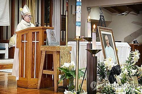 샌버너디노 교구장 알베르토 로하스 주교 (샌버너디노 디오렌지카운티레지스터 제공 AP=연합뉴스 자료사진) 2025년 4월 25일 미국 캘리포니아주 샌버너디노 소재 묵주기도의 성모 가톨릭 성당에서 열린 프란치스코 교황 추도 미사에서 샌버너디노 교구장 알베르토 로하스 주교가 강론하고 있다. [디오렌지카운티레지스터 제공. 촬영기자 이름과 제공처와 배포처 포함 크레딧 표시 원문 유지 필수. 로스앤젤레스타임스 사용 금지.]  (Terry Pierson/The Orange County Register via AP) MANDATORY CREDIT; LOS ANGELES TIMES OUT 2025.7.10.