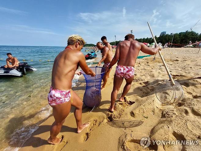 속초해변서 해파리 포획 중인 수상 안전요원 [연합뉴스 자료사진]