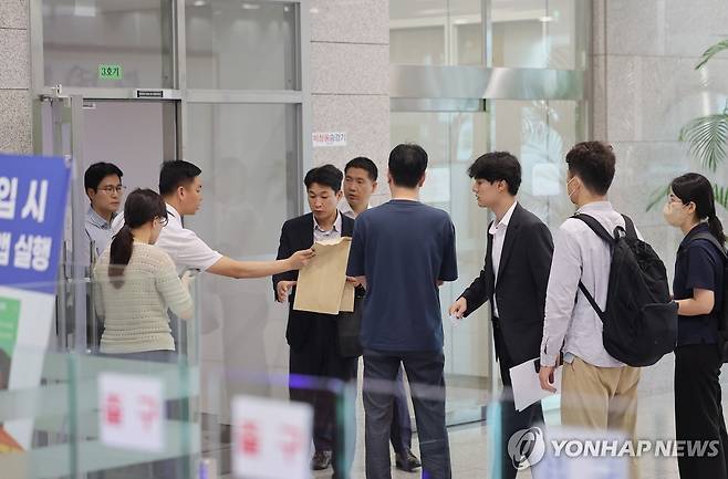 국방부 대변인실 등 압수수색 나선 해병특검 (서울=연합뉴스) 류영석 기자 = 해병대 채 상병 사건 수사방해 의혹을 수사하는 이명현 순직해병특검팀이 수사외압 의혹의 단초가 된 'VIP 격노설' 수사를 위해 10일 서울 용산구 국방부 청사에 도착, 압수수색에 나서고 있다. 2025.7.10 ondol@yna.co.kr