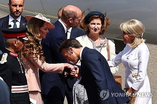 8일 영국 도착 후 미들턴 왕세자빈에게 인사하는 마크롱 대통령 [AFP 연합뉴스 자료사진. 재판매 및 DB 금지]