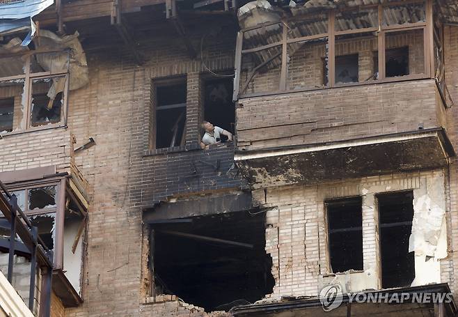 10일 드론 공습으로 부서진 키이우 건물 [EPA 연합뉴스]