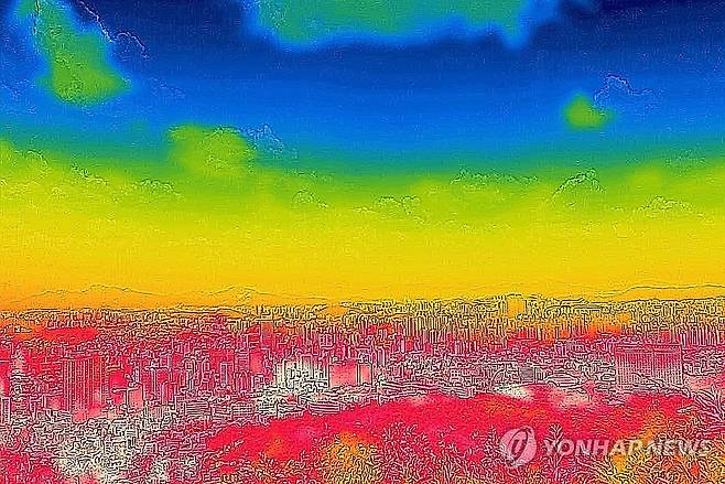 폭염으로 뜨거운 서울 (서울=연합뉴스) 김성민 기자 = 폭염이 이어지고 있는 9일 서울 남산에서 바라본 도심 모습을 열화상 카메라로 촬영한 모습. 온도가 높은 곳은 붉게, 낮은 곳은 푸르게 표시돼 있다.  2025.7.9 ksm7976@yna.co.kr