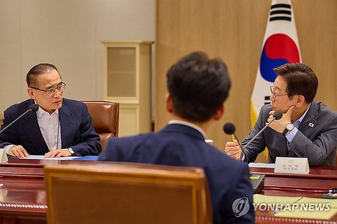 이재명 대통령, NSC 전체회의 논의 (서울=연합뉴스) 홍해인 기자 = 이재명 대통령이 10일 서울 용산 대통령실 청사에서 열린 국가안전보장회의(NSC) 전체회의에 참석해 위성락 국가안보실장과 논의하고 있다. 2025.7.10 [대통령실 제공. 재판매 및 DB 금지] hihong@yna.co.kr