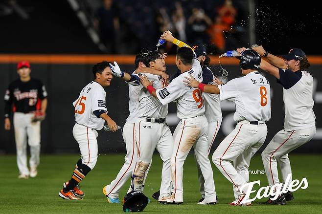 끝내기 안타 터뜨리고 축하받는 한화의 문현빈(중앙) [한화 이글스 제공. 재판매 및 DB 금지]