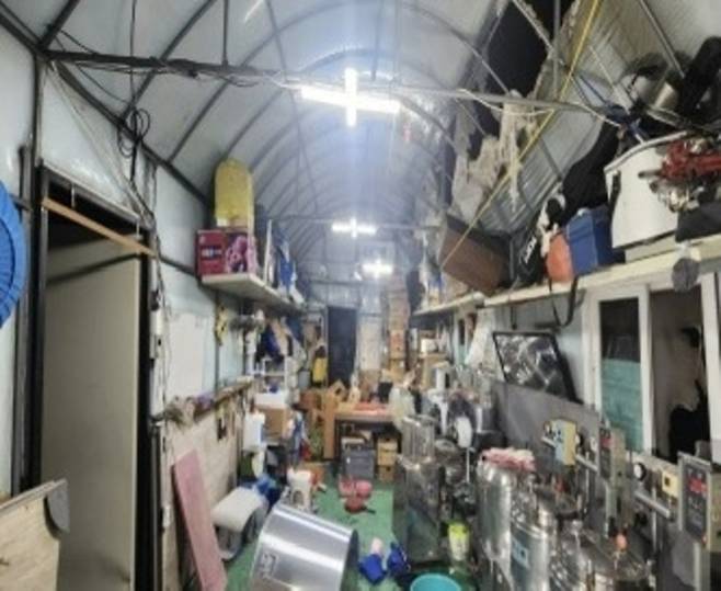 ▲ 10일 오후 8시17분쯤 인천 강화군 선원면 냉정리 한 비닐하우스에서 폭발 사고가 발생했다. /사진제공=인천소방본부