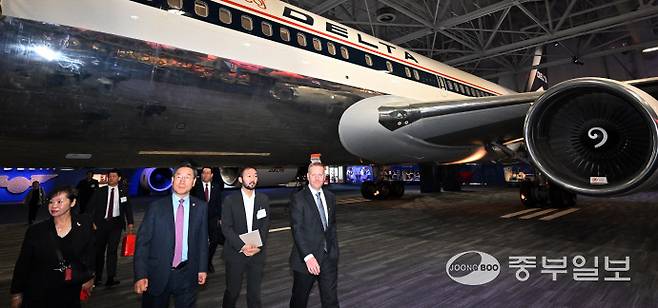 유정복 인천시장이 10일(현지시간) 미국 애틀란타 델타항공(Delta Air Lines) 에서 열린'인천시-델타항공 글로벌 관광·항공 협력 양해각서 체결식'을 마치고 델타항공 박물관을 견학하고 있다. 사진=인천시