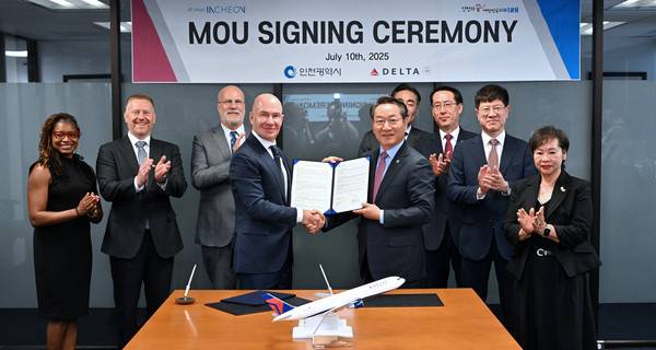 유정복 인천시장이 10일(현지시간) 미국 애틀란타 델타항공(Delta Air Lines) 본사에서 열린 '인천시-델타항공 글로벌 관광·항공 협력 양해각서(MOU) 체결식'에서 델타항공 앨런 벨마르(lain Bellemare) 인터네셔널 비지니스 대표와 양해각서를 체결하고 있다. [사진=인천시]