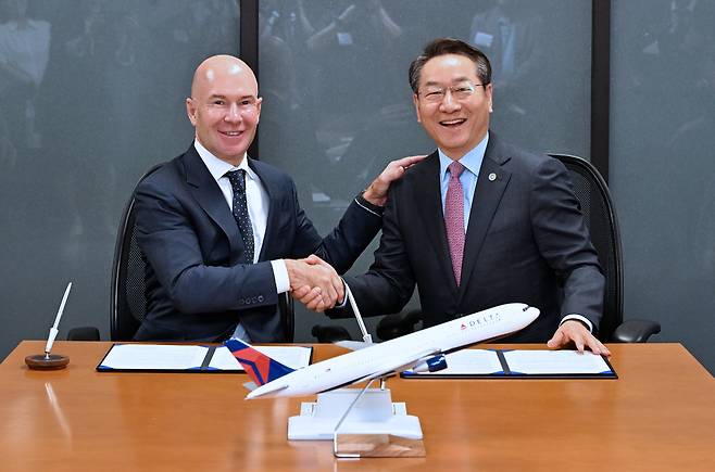 유정복 인천시장이 10일(현지시간) 미국 애틀란타 델타항공 본사에서 열린 '인천시-델타항공 글로벌 관광·항공 협력 양해각서(MOU) 체결식'에서 델타항공 앨런 벨마르 인터네셔널 비지니스 대표와 양해각서를 체결하고 기념촬영을 하고 있다.