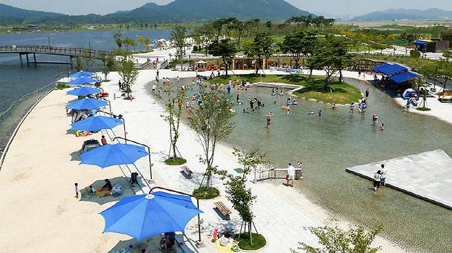 호수공원 물놀이섬 전경.