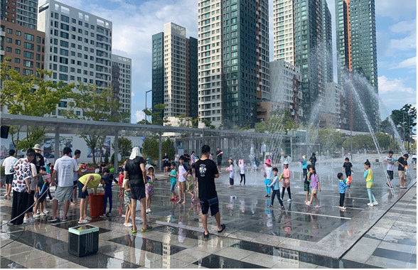 나성동 도시상징광장 음악분수 전경.