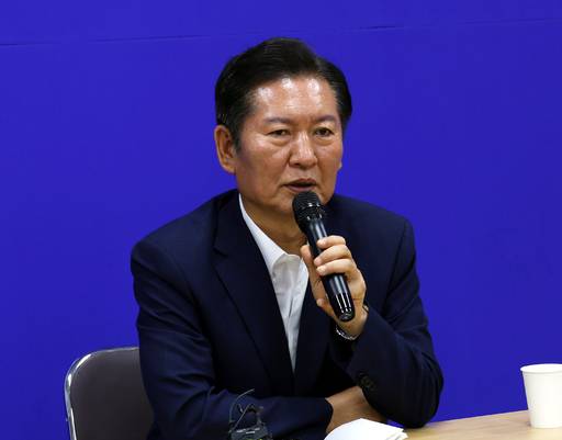 더불어민주당 당 대표 선거에 출마한 정청래 국회의원이 10일 청주에 있는 충북도당 대회의실에서 지역 핵심당원과의 간담회를 하고 있다. 충남 금산 출신인 정 의원은 이 자리에서 "나는 충청의 아들이기에 후보 등록과 동시에 고향을 찾았다"며 지지를 호소했다. 연합뉴스