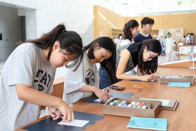대구간송미술관을 찾은 관람객들이