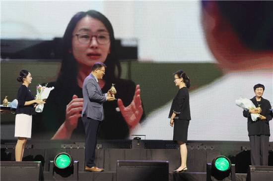 국립창원대 글로벌비즈니스학부 이미숙 교수가 '제42회 창원시 문화상 시상식'에서 교육·언론 부문 수상자로 선정돼 창원시 문화상을 수상하고 있다. 사진=국립창원대 제공