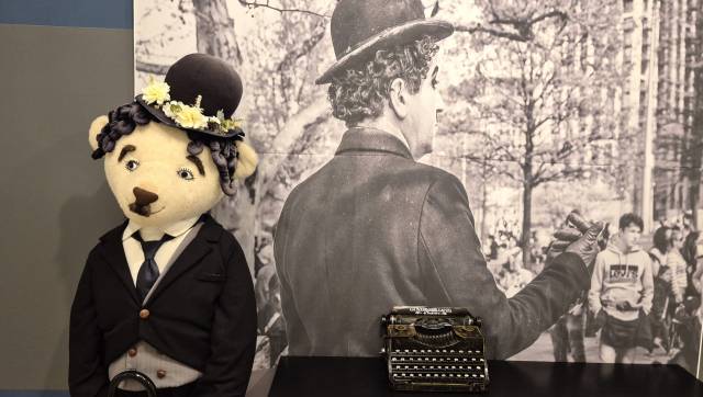 경북 경주시 바니베어뮤지엄에 설치된 찰리 채플린 사진과 그를 패러디한 곰 인형. 남태우 기자