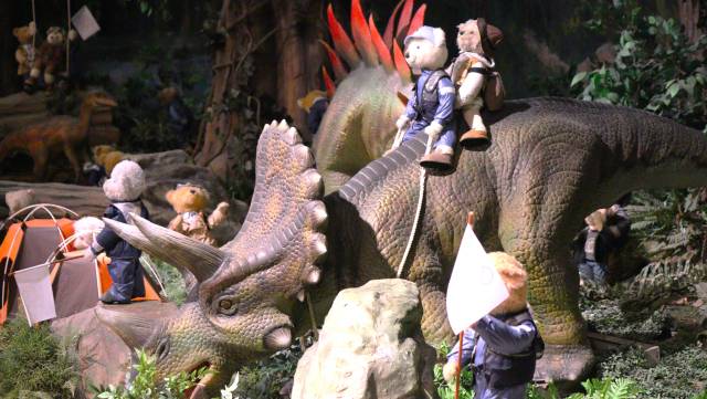 타임머신을 타고 공룡시대로 날아간 곰 인형들이 공룡들과 어울린 모습을 재현한 공간. 남태우 기자