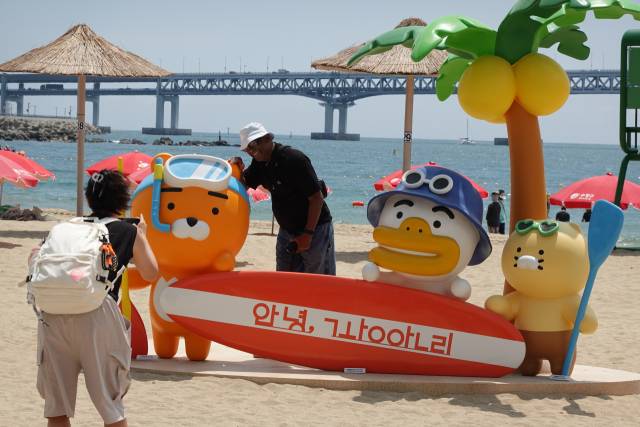 ‘광안리로 휴가 온 프렌즈’는 캐릭터들 사이에 사람이 설 수 있는 빈 공간이 있어 사진 촬영에 제격이다.