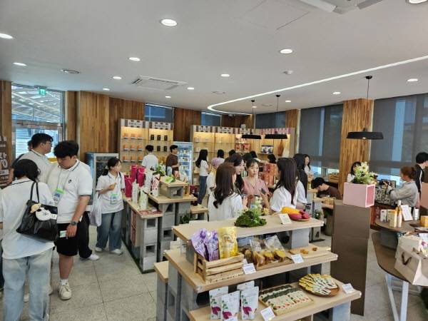 금호읍 어울림센터 와이너리에서 '금호장'이 열리고 있다.