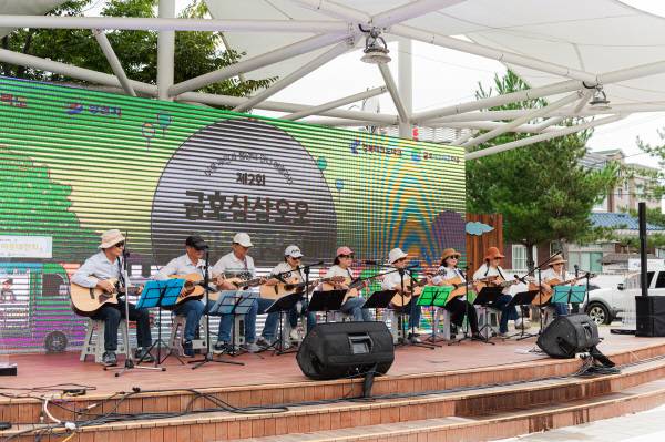함께 사는 마을 공동체 활성화 사업의 일환으로 '금호 삼삼오오 이웃대잔치'가 열리고 있다.