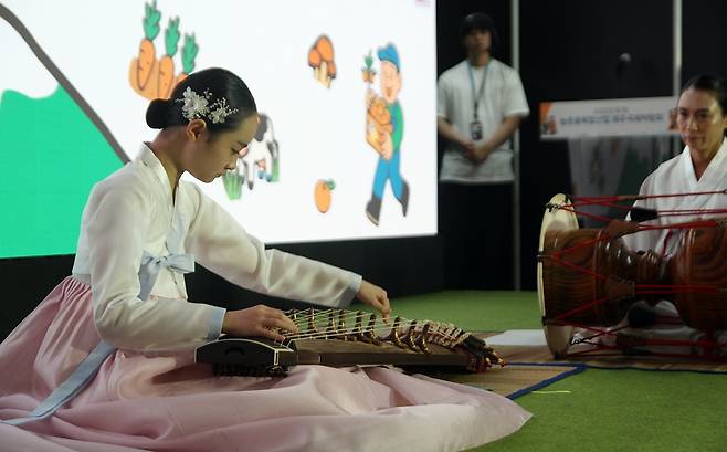 제주 가야금 연주자 신혜현 양이 축하공연을 진행하고 있다. ⓒ제주의소리