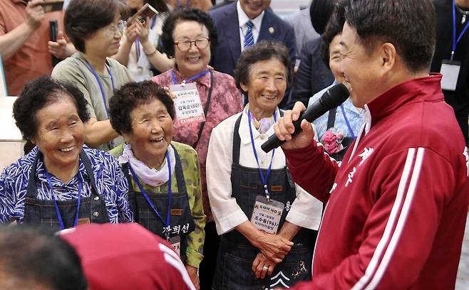 선흘 할망과 오영훈 지사가 인사를 나누고 있다 ⓒ제주의소리
