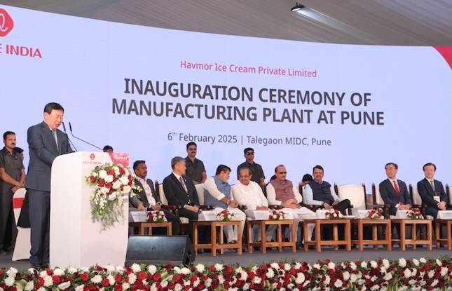 신동빈 롯데그룹 회장(왼쪽)이 롯데웰푸드 인도 하브모어 신공장 준공식에서 축사를 하고 있다. / 사진=롯데지주