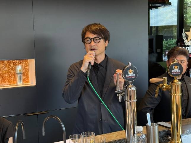 타나베 토시히로 삿포로 글로벌 브랜드 매니저가 '삿포로 프리미엄 비어 스탠드' 매장을 소개하고 있다./사진=윤서영 기자 sy@