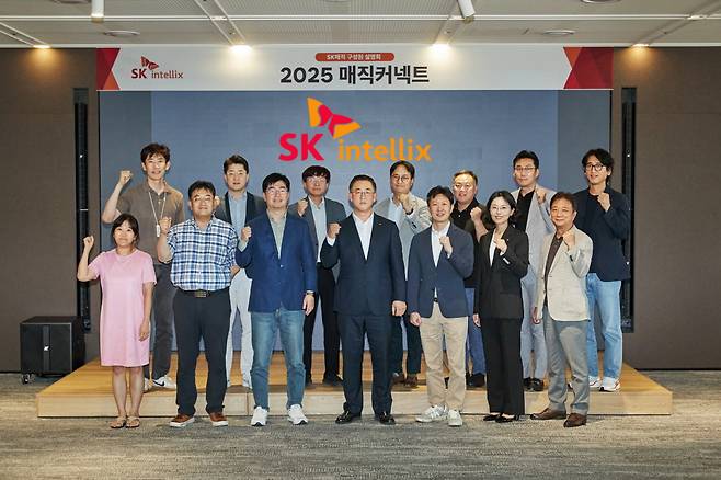 지난 10일 김완성(왼쪽 네번째) SK인텔릭스 대표와 주요 경영진이 사명 변경에 대한 구성원 설명회를 갖고 기념 촬영을 하고 있다./사진=SK인텔릭스