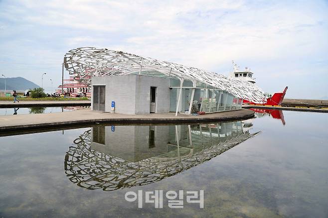 바다 위에 떠 있는 듯 몽환적인 아름다움을 선사하는 오기지마의 관문이자 웰컴센터인 ‘오기지마의 혼’