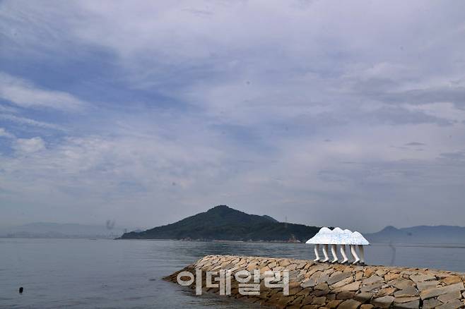 바다로 이어진 방파제 위를 걷는 독특한 예술작품 ‘걷는 방주’