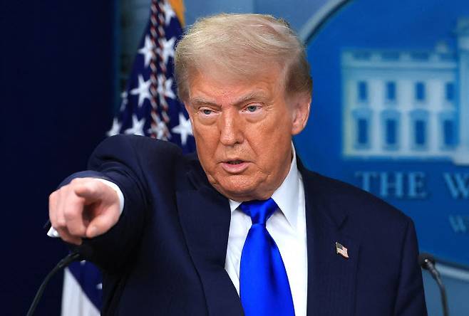 도널드 트럼프 미국 대통령이 지난 6월 27일 백악관 브리핑룸에서 대법원의 출생시민권 제한에 대한 판결과 관련해 기자회견을 하고 있다. (사진=게티이미지)